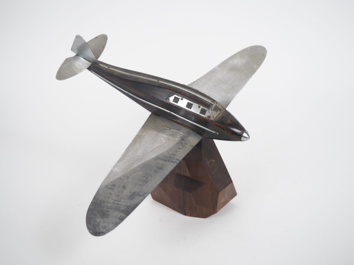 Avion bureau en bois et métal.  Dim. 25 x 30 x 46 cm
