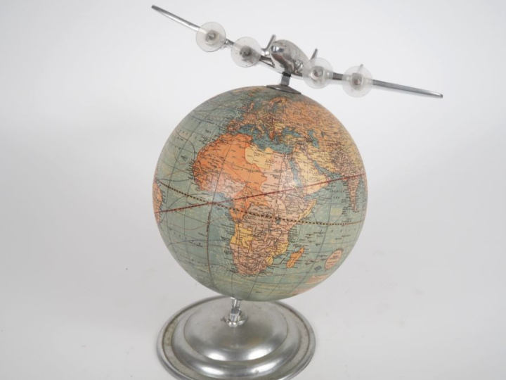 Globe terrestre et avion en aluminium.  Dim. 32 x 26 x 24 cm