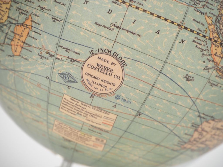 Globe terrestre et avion en aluminium.  Dim. 32 x 26 x 24 cm