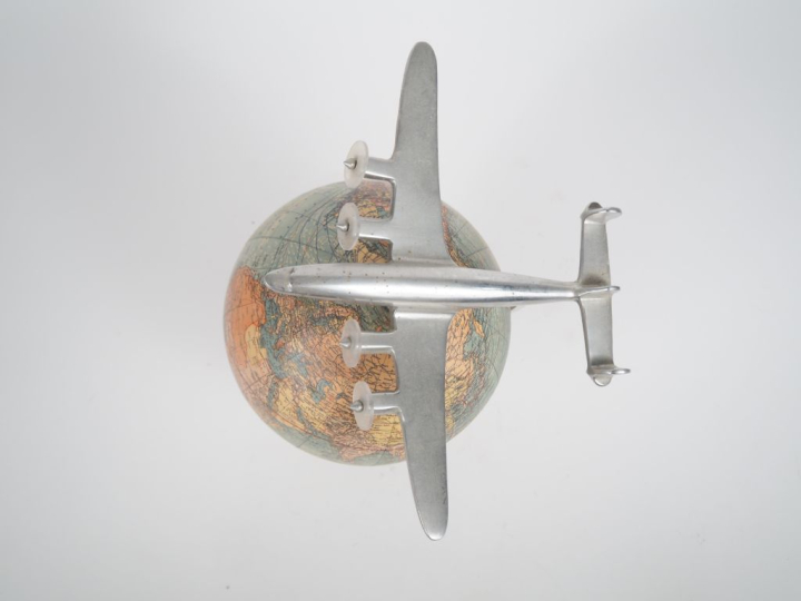 Globe terrestre et avion en aluminium.  Dim. 32 x 26 x 24 cm