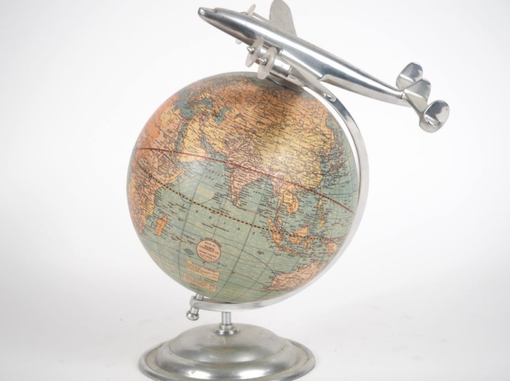 Globe terrestre et avion en aluminium.  Dim. 32 x 26 x 24 cm