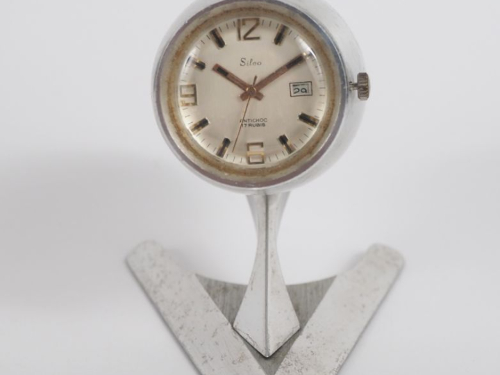 Montre SILCO, mécanisme dans un boitier en forme de réacteur.  Dim. 8 