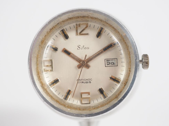 Montre SILCO, mécanisme dans un boitier en forme de réacteur.  Dim. 8 