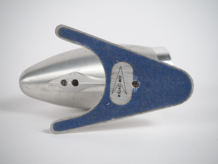 Montre SILCO, mécanisme dans un boitier en forme de réacteur.  Dim. 8 