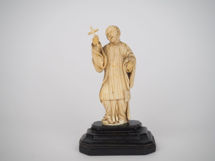 Ecole française XVIIIème. "Saint personnage" Sujet en ivoire sculpté s