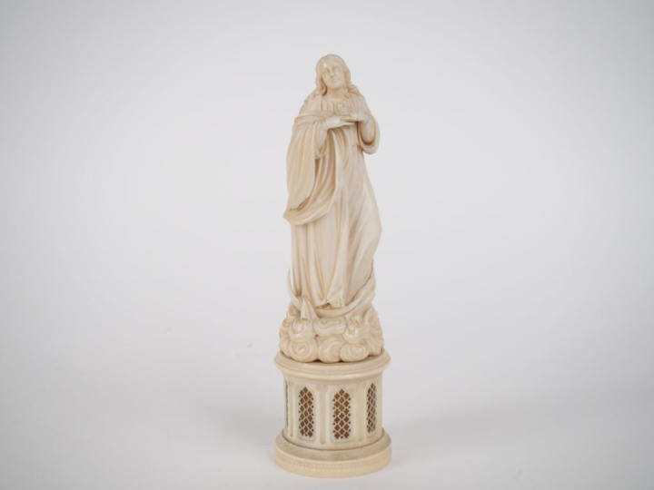 Ecole française XIXème. "Sainte Vierge". Sujet en ivoire sculpté et aj