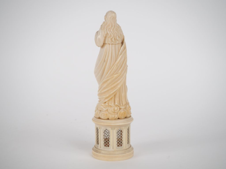 Ecole française XIXème. "Sainte Vierge". Sujet en ivoire sculpté et aj