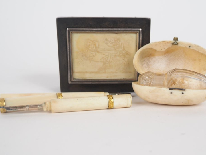 Tabatière XIXème en écaille à décor d'une plaque d'ivoire gravée à l'e