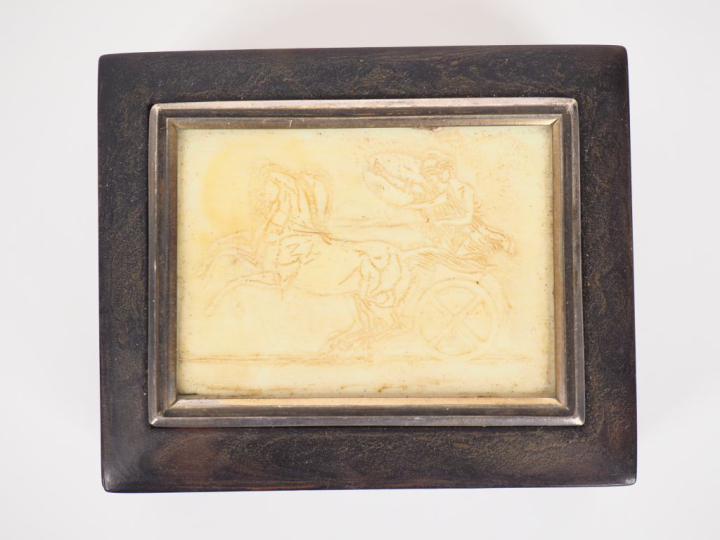 Tabatière XIXème en écaille à décor d'une plaque d'ivoire gravée à l'e