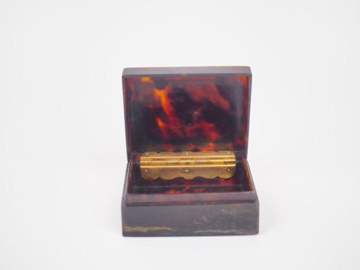 Tabatière XIXème en écaille à décor d'une plaque d'ivoire gravée à l'e