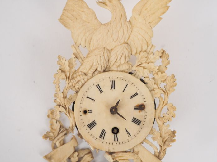 Cartel miniature début XIXème en ivoire à décor sculpté et ajouré de f