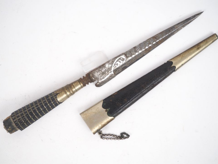 Couteau de chasse corse en bois noirci et métal, lame ciselée et légen