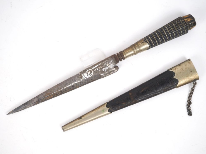 Couteau de chasse corse en bois noirci et métal, lame ciselée et légen