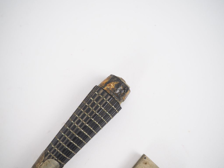 Couteau de chasse corse en bois noirci et métal, lame ciselée et légen