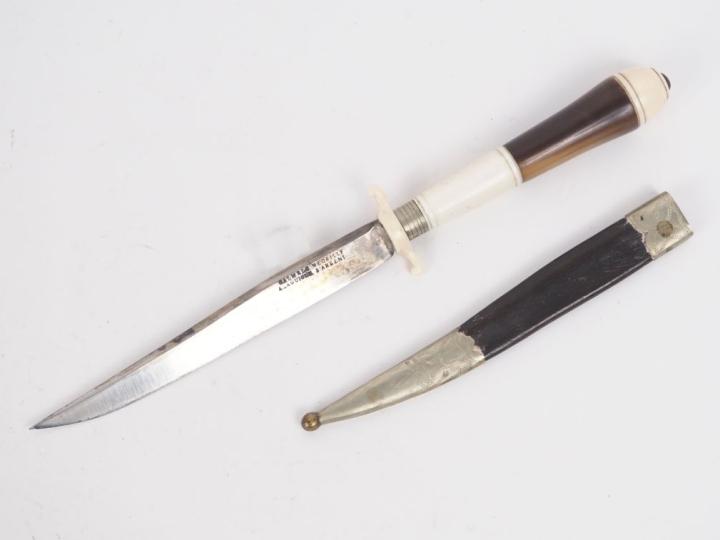 Couteau 1900 en corne ivoire et métal avec son fourreau en cuir et mét