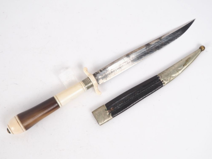 Couteau 1900 en corne ivoire et métal avec son fourreau en cuir et mét