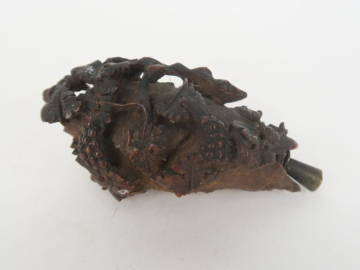 Poire à poudre en corozo à décor sculpté et ajouré de pampres et de fe