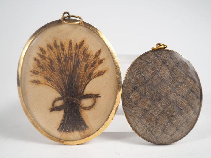 Miniature Directoire, "portrait d'homme au jabot", ornée au revers d'u