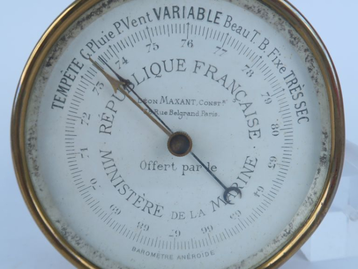 Baromètre anéroide en laiton, Manufacture Léon MAXANT. Porte une plaqu
