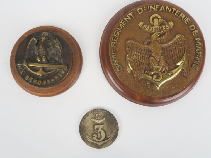 3 différentes plaques commémoratives en bronze à l'éffigie des troupes