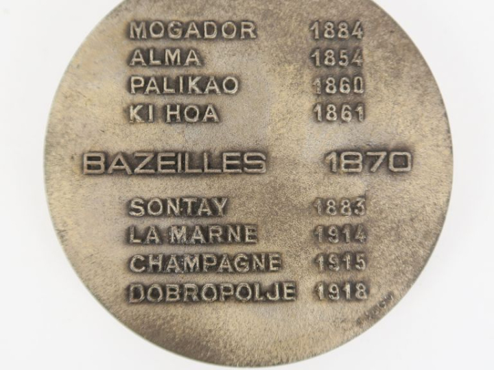 3 différentes plaques commémoratives en bronze à l'éffigie des troupes