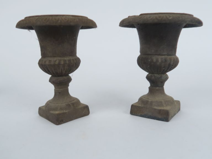 Paire de vases Médicis miniatures en fonte. H. 13 cm.