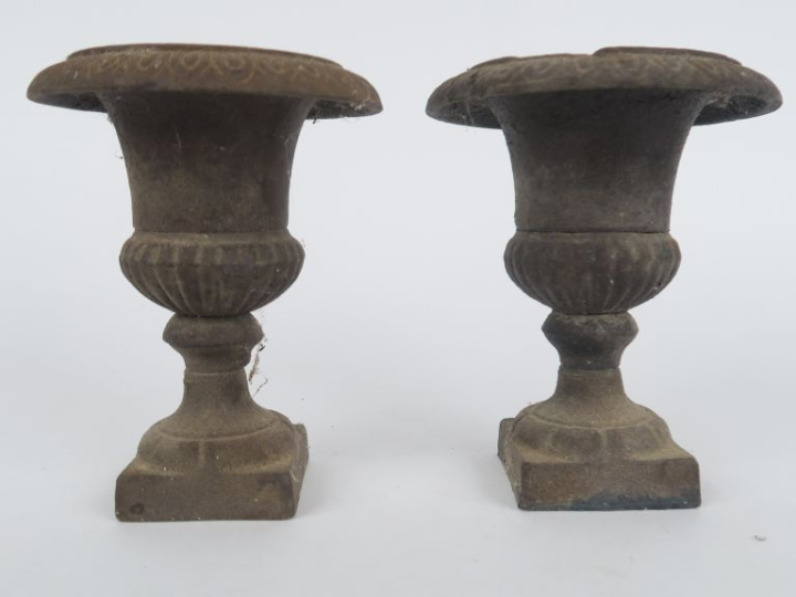 Paire de vases Médicis miniatures en fonte. H. 13 cm.