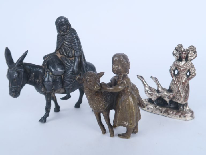 Trois différents sujets en bronze ou régule, "jeune fille et l'agneau"