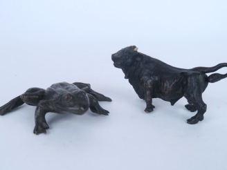 Vente aux enchères Sujet en bronze à patine brune, "grenouille". Dim. 8 x 10 cm.   On y j