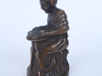 Vente aux enchères Clochette XIXème en bronze à patine brune figurant une "femme au fichu