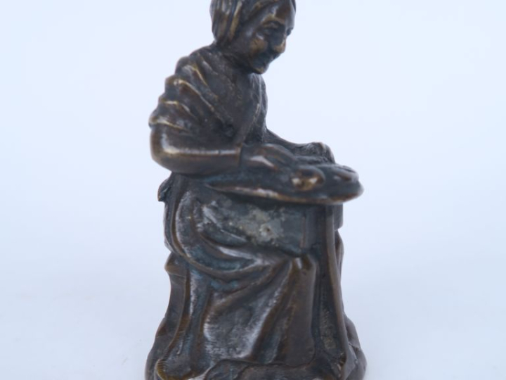 Clochette XIXème en bronze à patine brune figurant une "femme au fichu