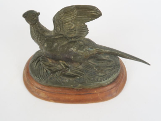 Vente aux enchères DELABRIERRE. "Faisan". Sujet en bronze sur un socle en bois. Signé. Di