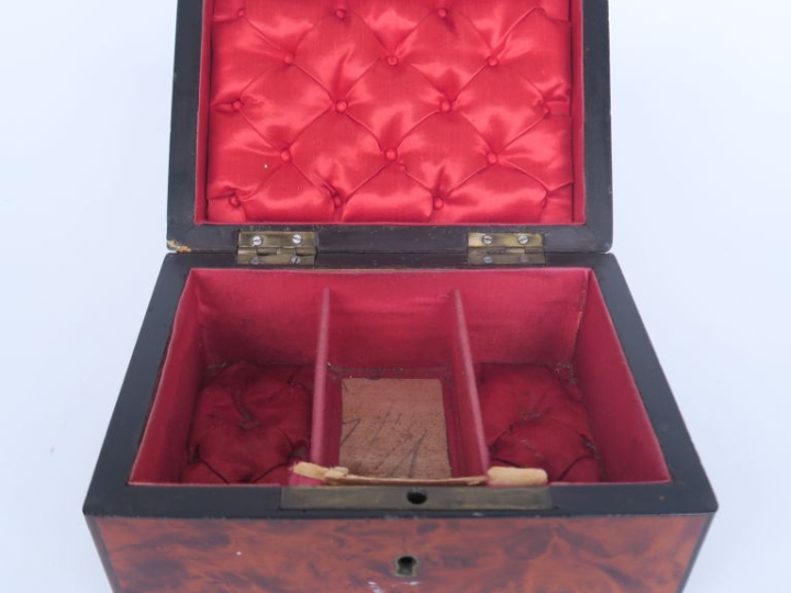 Coffret Napoléon III en marqueterie et frisage, intérieur de soie roug