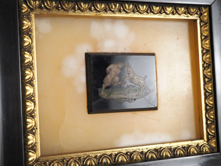 Encadrement en marbre et onyx peint à décor de faune affrontant un bêl