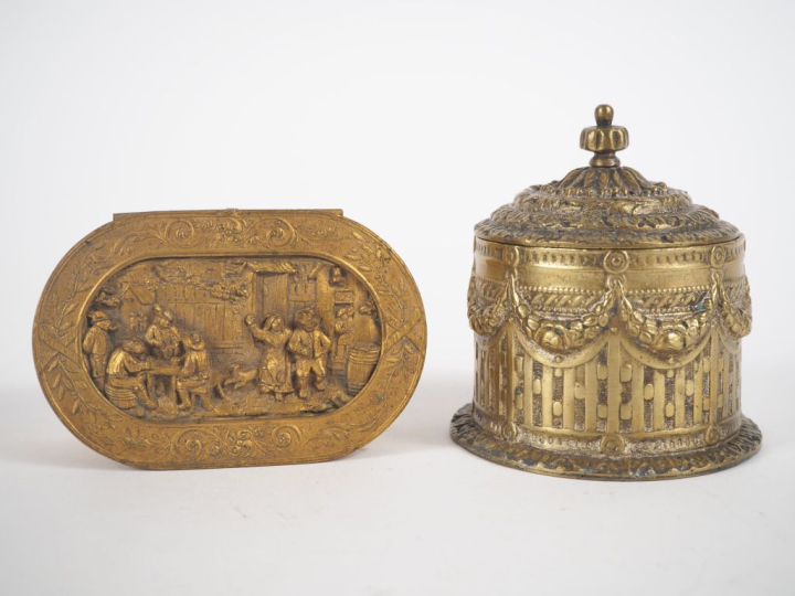 Boîte à bijoux Napoléon III en métal doré à décor en léger relief d'un