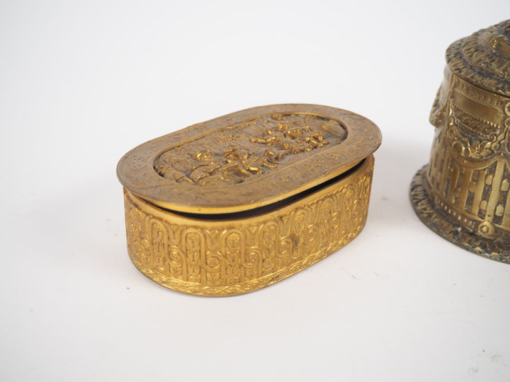 Boîte à bijoux Napoléon III en métal doré à décor en léger relief d'un