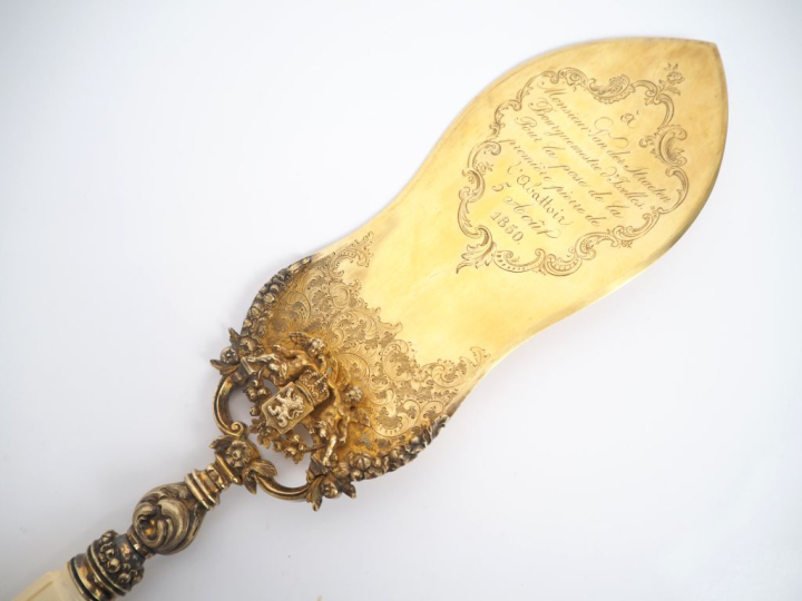 Pelle à tarte décorative en métal doré et ivoire à décor d'angelots et