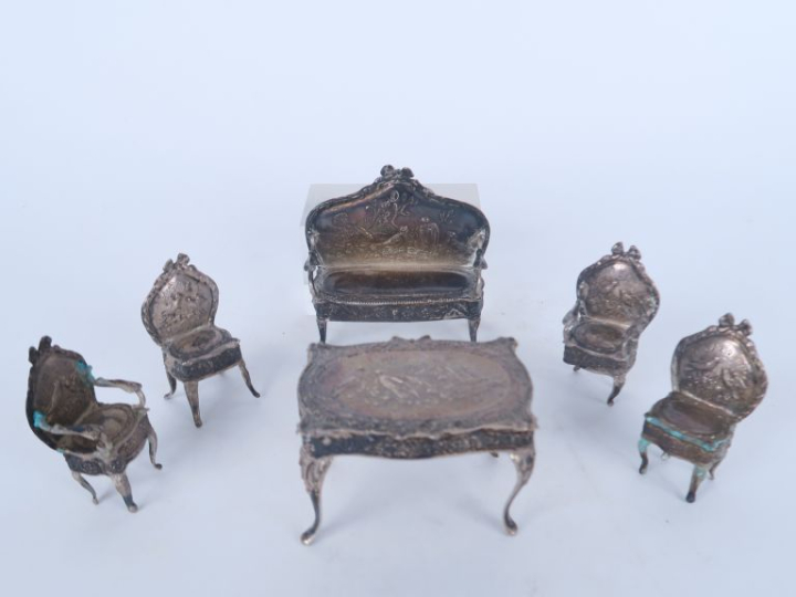 Mobilier de poupée en argent ciselé composé de 2 fauteuils, 2 chaises,