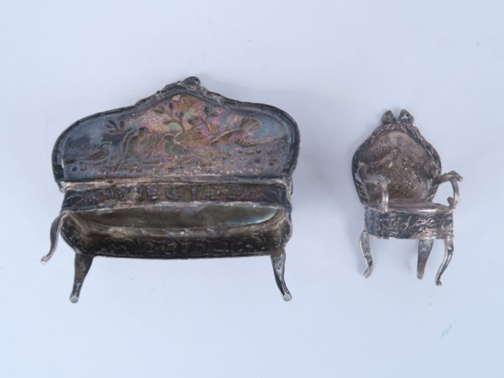 Mobilier de poupée en argent ciselé composé de 2 fauteuils, 2 chaises,