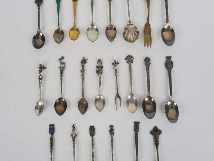22 différentes cuilllères "souvenir" en argent, métal argenté ou doré 
