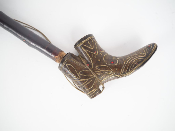 Pipe fin XIXème en bois, corne et laiton figurant une bottine. Dim. 59