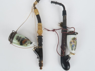 Vente aux enchères 2 différentes pipes autrichiennes XIXème en porcelaine, métal et bois 