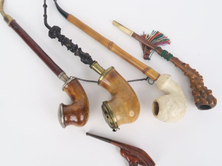 Collection de 9 différentes pipes en bois, corne, écume de mer et bois