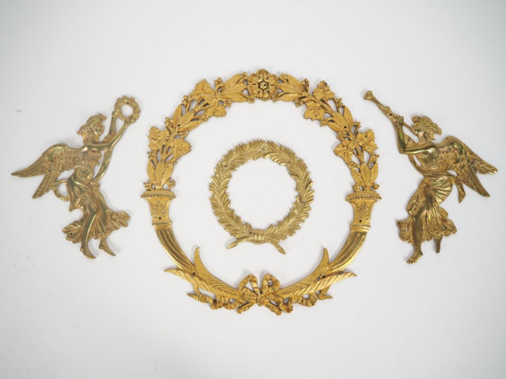 Quatre bronzes d'appliques de style Empire en laiton. H. de 10 à 22 cm