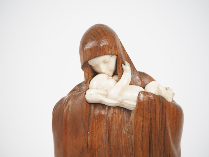 HEUVELMANS. 'Vierge à l'enfant'.  Scuplture chryséléphantine. Signée. 