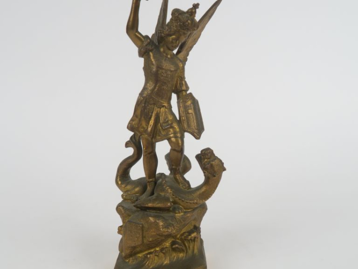 Groupe en régule doré,  "Saint Georges terrassant le dragon". H. 23 cm