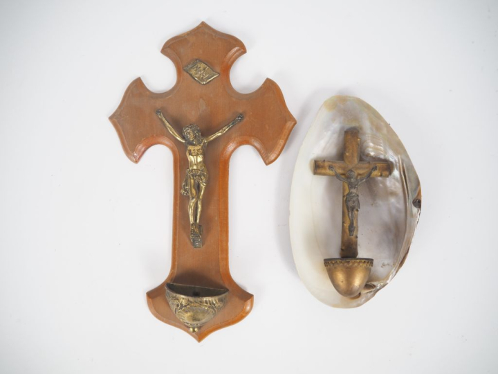 2 bénitiers en bois, laiton et nacre. H. 31 et 20 cm.