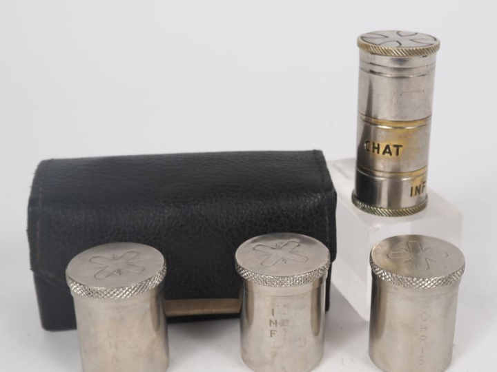 Etui en cuir contenant trois flacons à Saintes huiles. On y joint un f