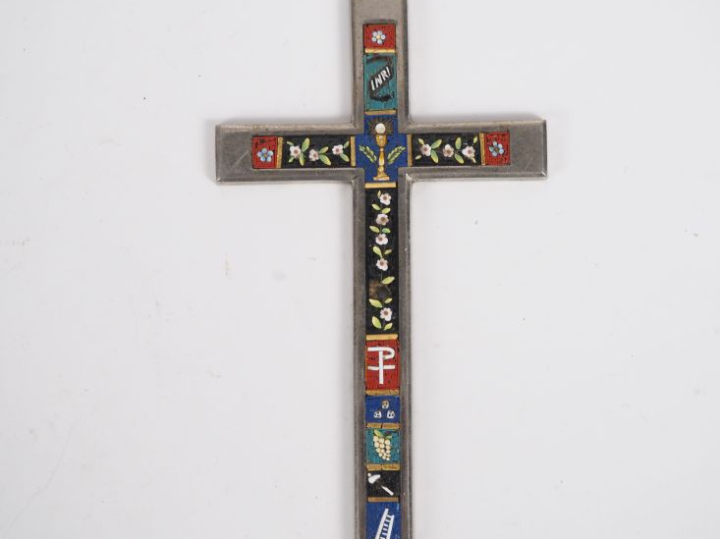 Crucifix fin XIXème en métal argenté et micromosaïque. Dim. 16 x 8 cm.