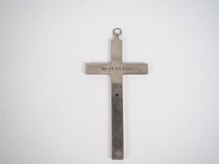 Crucifix fin XIXème en métal argenté et micromosaïque. Dim. 16 x 8 cm.
